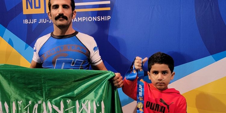 سافر إلى أمريكا لعلاج نجله .. فحصد ذهبية العالم في الـ”جوجيتسو”