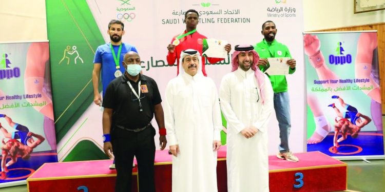 مركز مكة بطل كأس البطولة المفتوحة للمصارعة