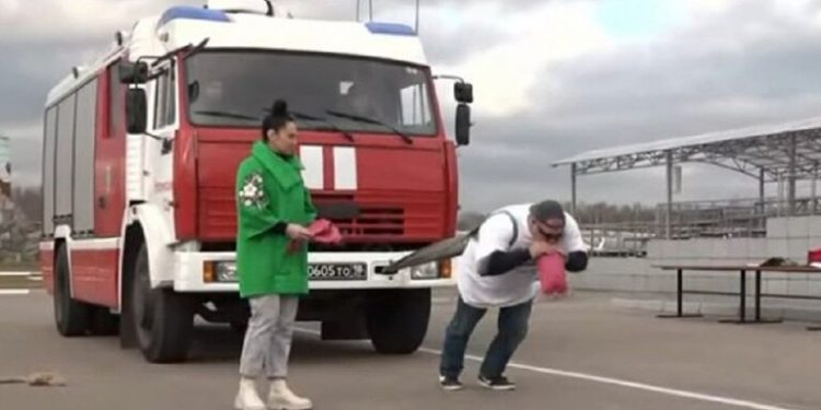 “هالك” يجر سيارة إطفاء مليئة بالمياه تزن 14.3 طن لمسافة 19 مترا (فيديو)