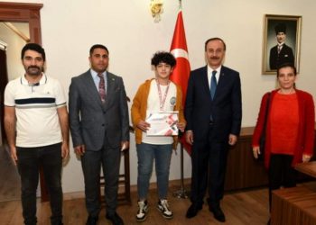 السوري المعتز بالله بطل الكاراتيه يحظى بالتكريم فى تركيا