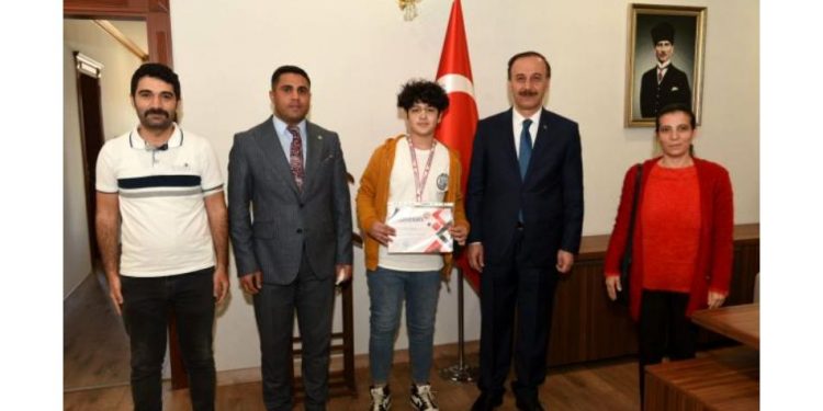 السوري المعتز بالله بطل الكاراتيه يحظى بالتكريم فى تركيا