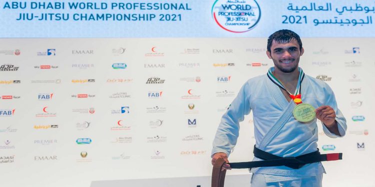 عمر الفضلي أصغر لاعب عربي يحصل على الحزام الأسود فى الجوجيتسو