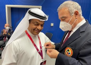 الاتحاد الدولى للكاراتيه يمنح الوسام الفضى لمدير الاتحاد الإماراتي