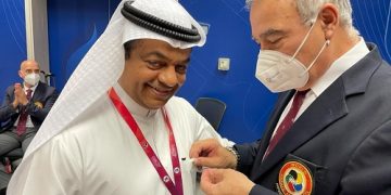 الاتحاد الدولى للكاراتيه يمنح الوسام الفضى لمدير الاتحاد الإماراتي