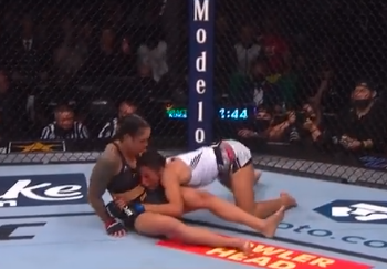 فيديو / الاسطورة النسائية جوليانا بينيا تتغلب على اماندا نونيز فى #UFC269