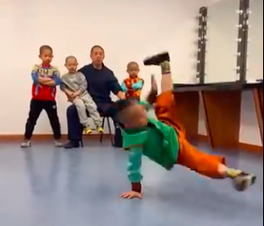 طفل صيني يؤدى مهارات فريدة فى الفنون القتالية