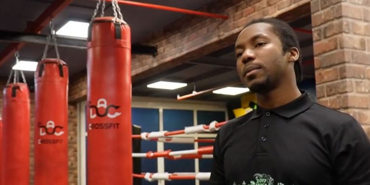 السعودي بندر الهوساوي يتقن أقدم فنون القتال البرازيلية “الكابويرا”