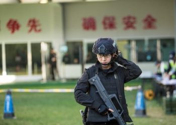 تشنغ جينغ بطلة العالم في الملاكمة تحولت إلى شرطية في الفرقة الخاصة