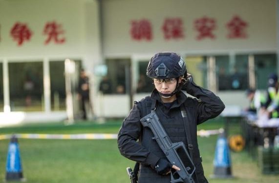 تشنغ جينغ بطلة العالم في الملاكمة تحولت إلى شرطية في الفرقة الخاصة