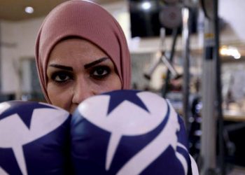 (فيديو) أم عراقية تتحدّى الصعوبات بخوضها غمار الألعاب القتالية