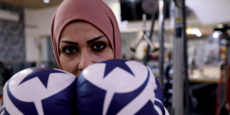 (فيديو) أم عراقية تتحدّى الصعوبات بخوضها غمار الألعاب القتالية