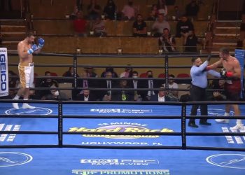 حكم ملاكمة يتلقى لكمة بعد إيقاف النزال من الخاسر (فيديو)