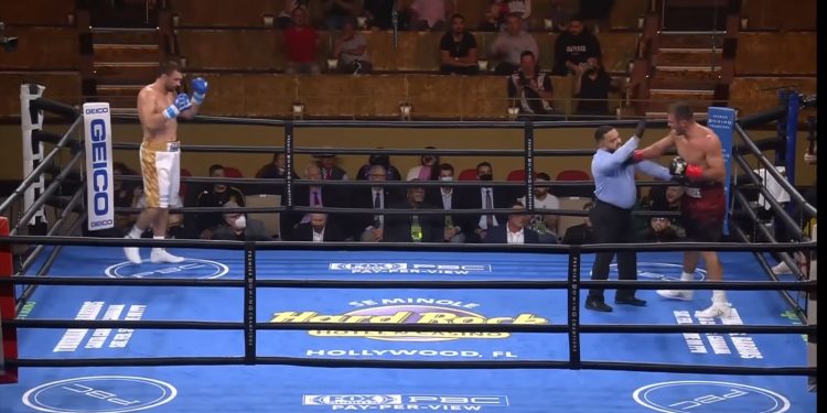 حكم ملاكمة يتلقى لكمة بعد إيقاف النزال من الخاسر (فيديو)