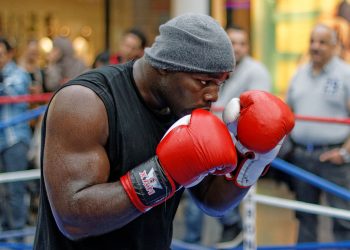 الملاكم كارلوس تاكام يستعد للعودة للنزال مع النخبة