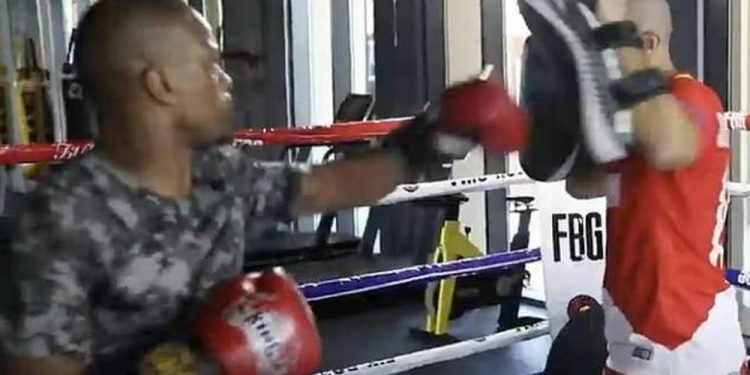 نجم مانشستر يونايتد السابق يخوض مباراة فى الملاكمة