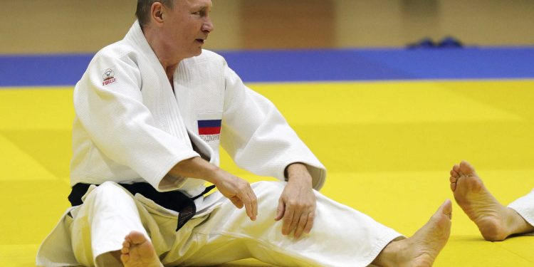 “الجودو” يعزل بوتين وديوكوفيتش يدعم مقاوما أوكرانيا