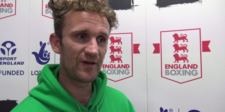 مدرب ملاكمة بريطاني يحطم رقما قياسيا بموسوعة جينيس