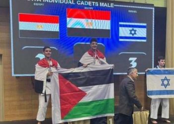 فيديو / أبطال مصر بعلم فلسطين فى مواجهة لاعب إسرائيلي