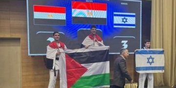 فيديو / أبطال مصر بعلم فلسطين فى مواجهة لاعب إسرائيلي