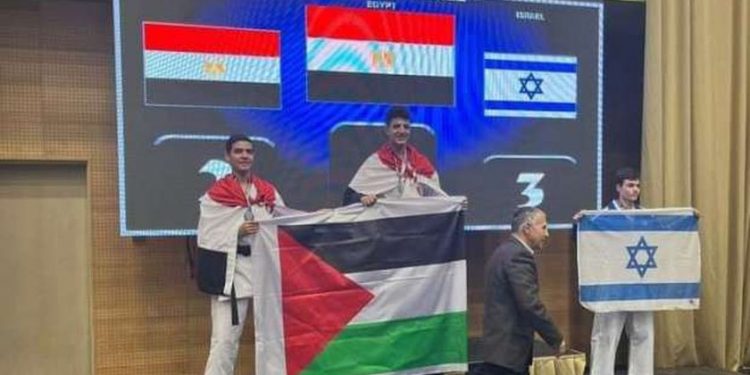 فيديو / أبطال مصر بعلم فلسطين فى مواجهة لاعب إسرائيلي