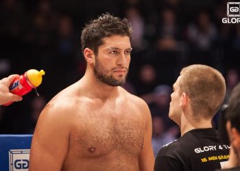 عملية جراحية فى رقبة مقاتل”الكيك بوكسينج”  بنصديق بسبب السرطان