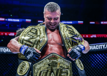 ماليخين يحقق انجازا تاريخيا بثلاثة أحزمة ذهبية!