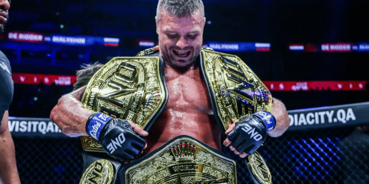 ماليخين يحقق انجازا تاريخيا بثلاثة أحزمة ذهبية!