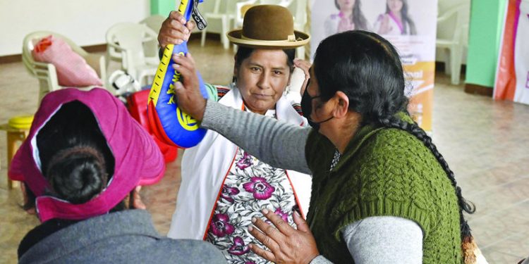 نساء بوليفيا يتدربن على الفنون القتالية لمواجهة العنف