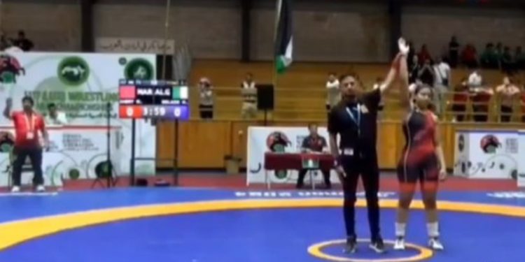 المغربية ملاك تفوز بذهبية المصارعة العربية بعد انسحاب الجزائرية ميليسا