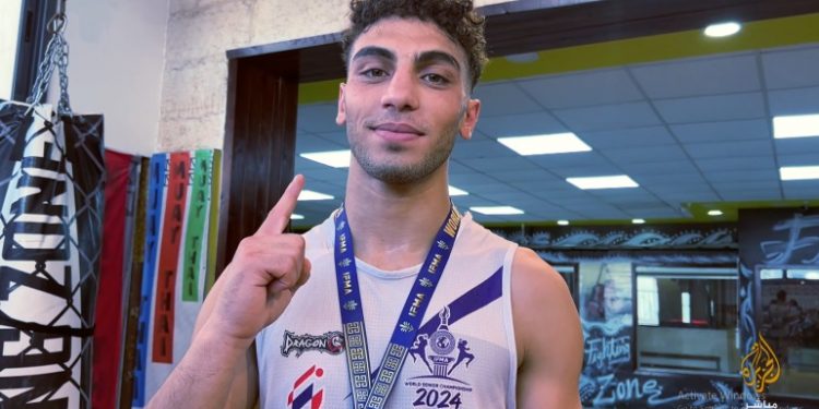 أمير العملة يخطف الأضواء بالكوفيه الفلسطينية فى بطولة العالم للمواي تاي