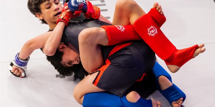 100 لاعب من 16 دولة فى بطولة الفنون القتالية بدبي