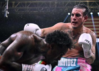 بينافيديز يشكك بنزاهة ألفاريز في عالم الملاكمة