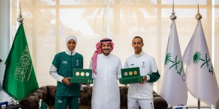 الأولمبية السعودية تكرم بطلي التايكوندو دنيا أبو طالب ورياض الظافري