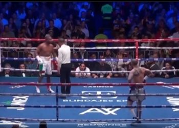 فيديو/ مايويذر يوبخ الحكم فى مباراة استعراضية .. ويستعين بحكم أخر