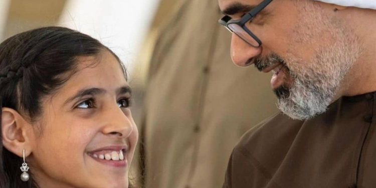 لقطة عفوية لخالد بن محمد بن زايد أثناء متابعة نزال لابنته في الجوجيتسو