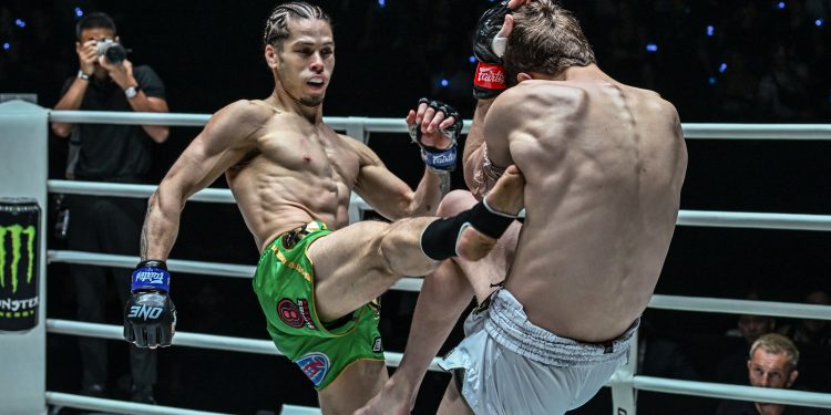 نزال مثير فى المواي تاي بين النسر الجزائري وأباسولو الأمريكي