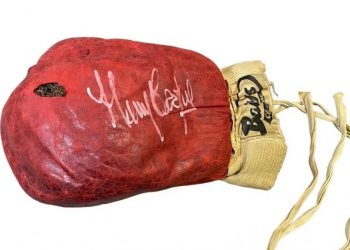 عرض قفاز محمد علي كلاي للبيع فى مزاد علني