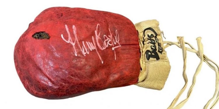 عرض قفاز محمد علي كلاي للبيع فى مزاد علني