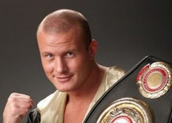 وفاة بطل الملاكمة أوزيلكوف الملقب ب ” القوة الفولاذية “