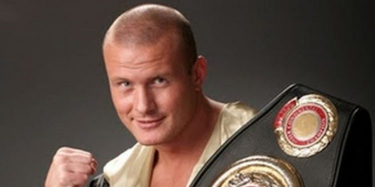 وفاة بطل الملاكمة أوزيلكوف الملقب ب ” القوة الفولاذية “