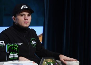 إيقاف عمر نور محمدوف بطل الفنون القتالية المختلطة ستة أشهر