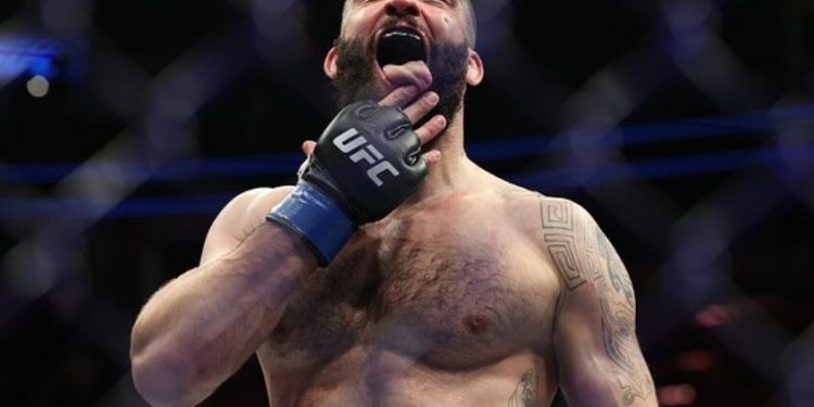 مقاتل UFC يبرر استخدامه للغة الروسية