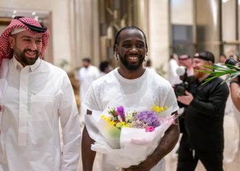 الملاكمان كانيلو وكروفورد فى الرياض استعدادًا للمواجهة التاريخية بينهما