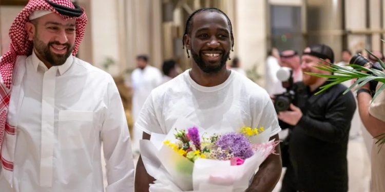 الملاكمان كانيلو وكروفورد فى الرياض استعدادًا للمواجهة التاريخية بينهما