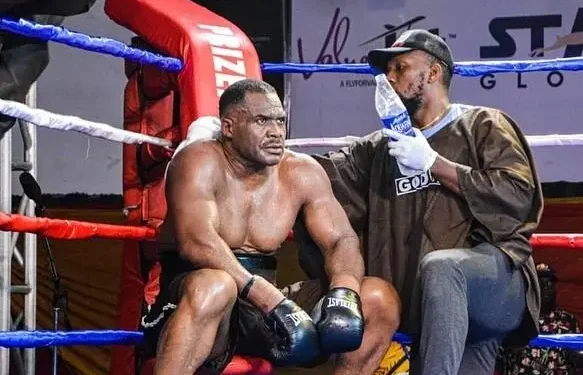 بعد غياب 26 عاما .. يعود  آيك إبيابوتشي لإنتصاراته فى الملاكمة