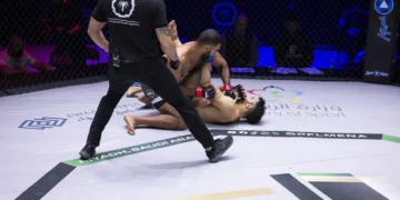 الكويتي الأقرع هزم المصري أيمن فى 10 ثواني بدوري المقاتلين المحترفين