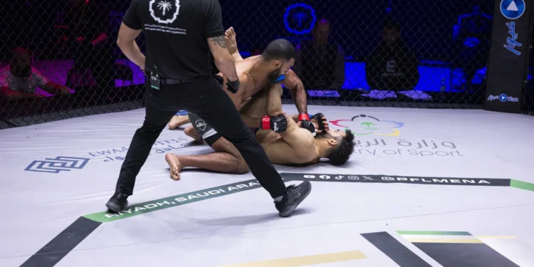 الكويتي الأقرع هزم المصري أيمن فى 10 ثواني بدوري المقاتلين المحترفين