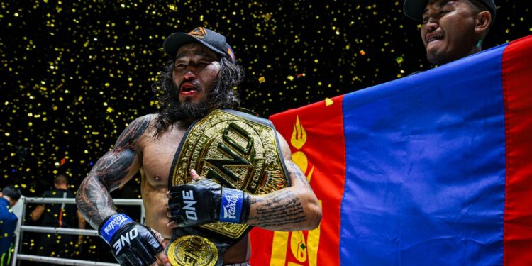 مقاتل منغولي ينتزع الحزام الذهبي من أندرادي ويصبح بطلا للعالم