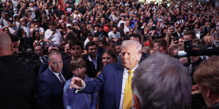 100 ألف شخص يحضرون بطولة “UFC” في البيت الأبيض