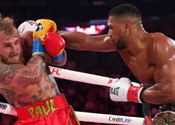 جيك بول خسر من جوشوا .. ونقل إلى المستشفي على الفور